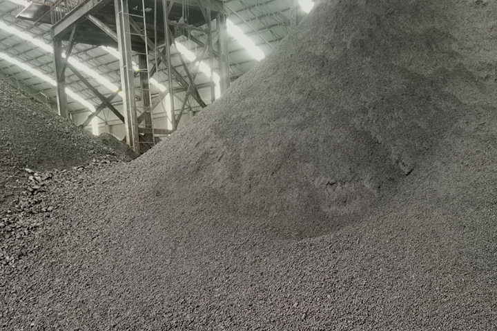 低溫蒸汽余熱煤泥烘干機(jī)采用內(nèi)熱式蒸汽回轉(zhuǎn)干燥機(jī)對(duì)濕煤泥進(jìn)行間接干燥，無三廢產(chǎn)生，節(jié)能環(huán)保，綠色高效，干燥環(huán)境安全。