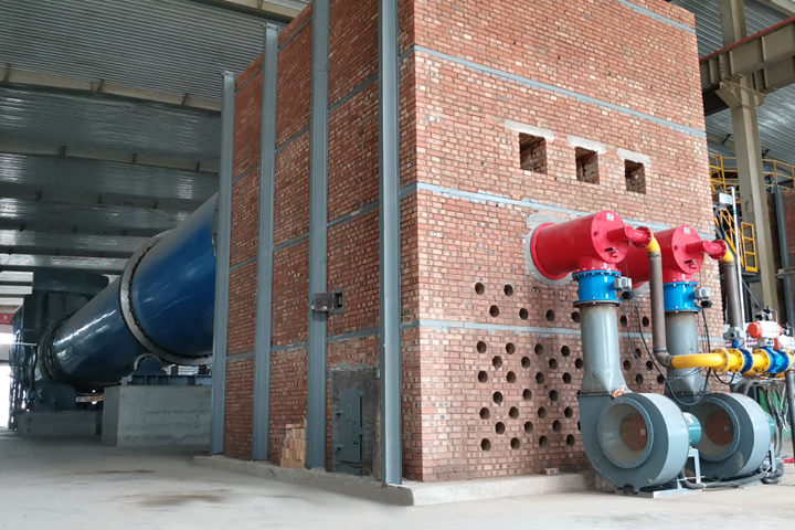 發(fā)酵飼料烘干機根據(jù)物料在烘干機內(nèi)部的不同行進狀態(tài)，設置了集打散、揚料、熱交換、控溫調(diào)濕等不同功能單元，滿足物料的干燥效果，并保存了物料中有益菌體的活性。