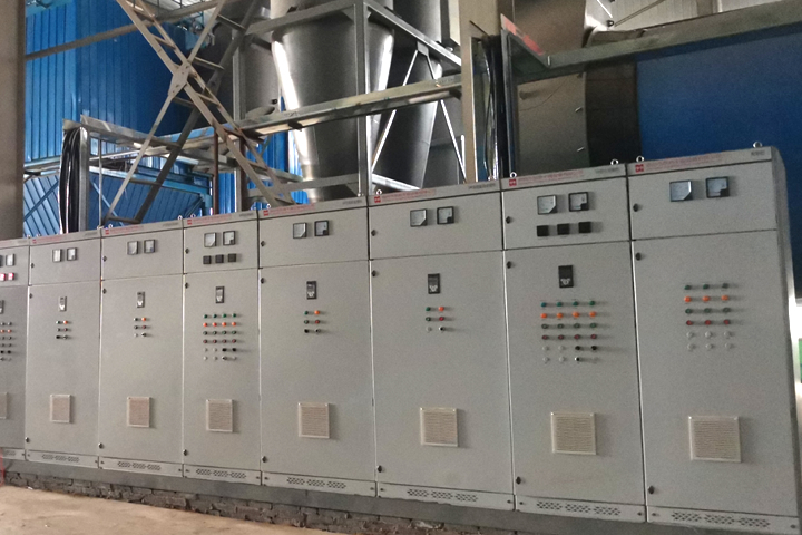 發(fā)酵飼料烘干機根據(jù)物料在烘干機內(nèi)部的不同行進狀態(tài)，設置了集打散、揚料、熱交換、控溫調(diào)濕等不同功能單元，滿足物料的干燥效果，并保存了物料中有益菌體的活性。