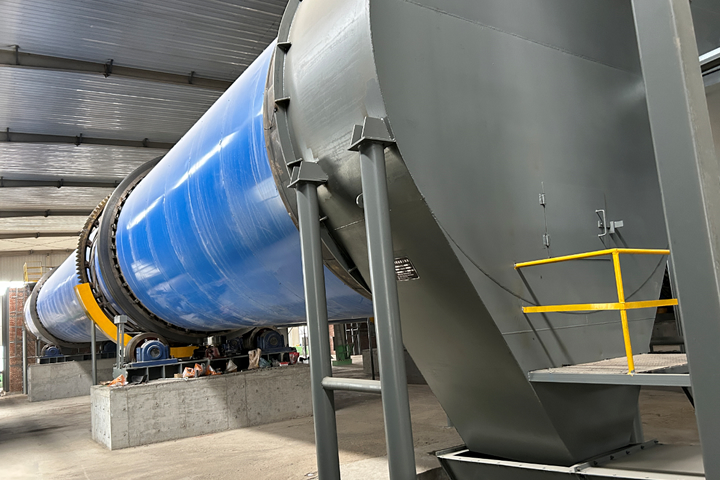 白酒糟烘干機采用新型熱風設備，烘干機集打散防腐清理于一體，清潔排放。