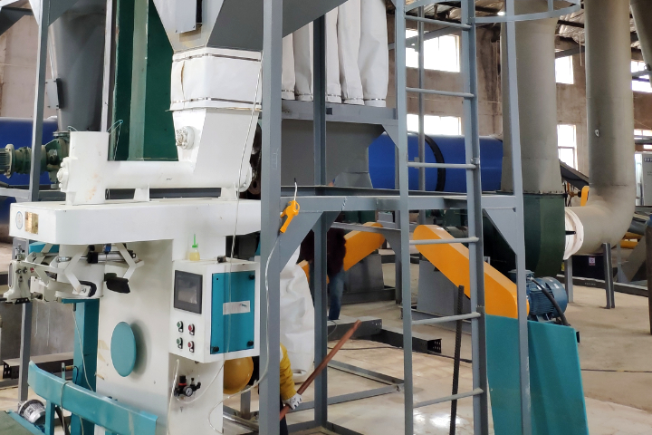 噴漿玉米皮專用烘干機(jī)設(shè)備，可以通過熱風(fēng)干燥工藝，快速降低物料中的水分制成高能量玉米噴漿蛋白飼料。