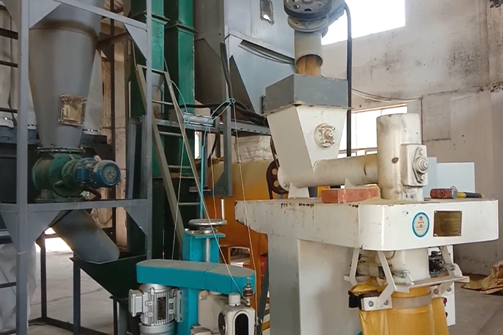 果渣烘干機(jī)是針對含水率高、糖分高的果品飲料、罐頭廠產(chǎn)生的果渣下腳料飼料化利用開發(fā)的烘干設(shè)備。