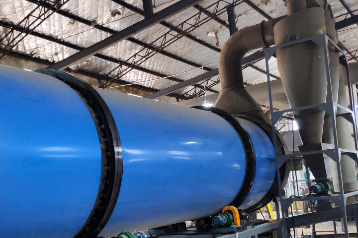 果渣烘干機(jī)是針對含水率高、糖分高的果品飲料、罐頭廠產(chǎn)生的果渣下腳料飼料化利用開發(fā)的烘干設(shè)備。