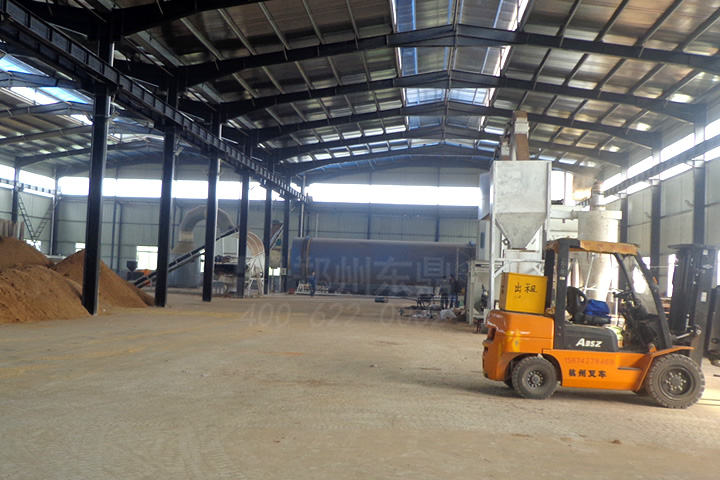 在家具制造行業(yè)生產(chǎn)過程中會(huì)產(chǎn)生大量的鋸末、刨花，這些木質(zhì)物料是加工優(yōu)質(zhì)生物質(zhì)顆粒的好原料，但由于水分過高直接壓制顆粒會(huì)影響顆粒品質(zhì)，為了控制鋸末的含水率，我司開發(fā)成套鋸