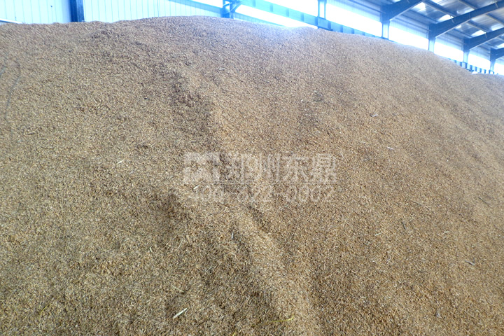 在家具制造行業(yè)生產(chǎn)過程中會(huì)產(chǎn)生大量的鋸末、刨花，這些木質(zhì)物料是加工優(yōu)質(zhì)生物質(zhì)顆粒的好原料，但由于水分過高直接壓制顆粒會(huì)影響顆粒品質(zhì)，為了控制鋸末的含水率，我司開發(fā)成套鋸