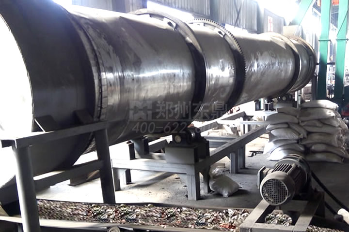 生活垃圾烘干機是鄭州東鼎針對人們日常生活過程中產生的垃圾固廢（其中包括樹枝、布料碎片、塑料、木塊、植物莖葉等）進行處理利用開發(fā)的一種專用烘干設備。