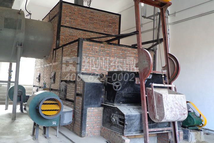 鏈排爐熱源具有煤種適應(yīng)性好，熱效率高、操作方便等特點(diǎn)，除塵室采用重力沉降室結(jié)構(gòu)。換熱器結(jié)構(gòu)簡(jiǎn)單，具有阻力小，使用壽命長(zhǎng)等特點(diǎn)。機(jī)械鏈條爐排燃煤熱風(fēng)爐