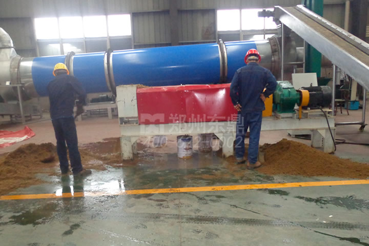 螺旋擠壓式酒糟脫水機可以調(diào)整壓力和轉(zhuǎn)速，控制酒糟物料脫水效果。