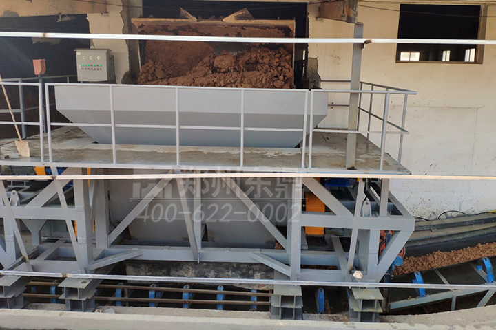 來(lái)自礦產(chǎn)開(kāi)發(fā)、洗選加工過(guò)程中產(chǎn)生的大量粘土、泥土礦沙由于持水性高、粘度大、易抱團(tuán)結(jié)塊給后續(xù)物料磨粉、焙燒等工序造成不良影響，烘干機(jī)廠家鄭州東鼎干燥針對(duì)此類(lèi)物料干燥及應(yīng)用特