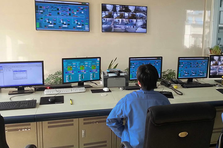 污泥烘干機系統(tǒng)適合于粘性較大的各種污泥干燥，可將含水85％左右的濕污泥脫水到50%左右再烘干成為含水10％以下的干粉